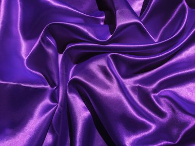 Tasarım için kopyalama alanı olan pürüzsüz mor kumaş veya saten doku arkaplanı