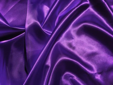Tasarım için kopyalama alanı olan pürüzsüz mor kumaş veya saten doku arkaplanı