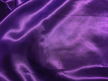 Tasarım için kopyalama alanı olan pürüzsüz mor kumaş veya saten doku arkaplanı