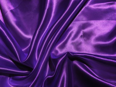 Tasarım için kopyalama alanı olan pürüzsüz mor kumaş veya saten doku arkaplanı
