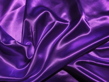 Tasarım için kopyalama alanı olan pürüzsüz mor kumaş veya saten doku arkaplanı