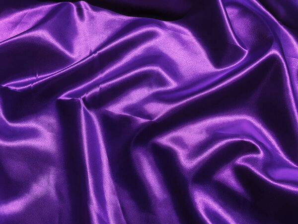 Крупный план фиолетового атласа или шелковой текстуры фона. Копирование пространства с элегантным дизайном обоев
