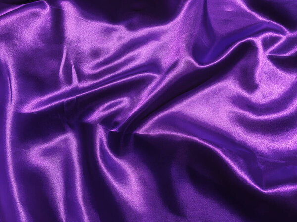 Крупный план фиолетового атласа или шелковой текстуры фона. Копирование пространства с элегантным дизайном обоев
