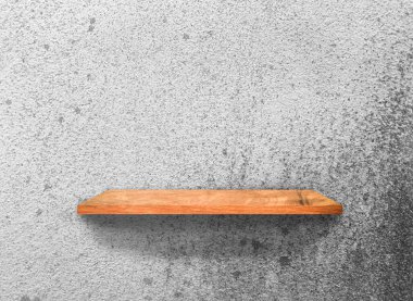 Beton duvar dokusu arka planında kırpma yolu olan klasik ahşap raflar. Tasarım için boşluk