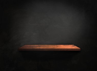 Beton duvar desenli ahşap bir raf ve kırpma yolu var. Tasarım için boşluk