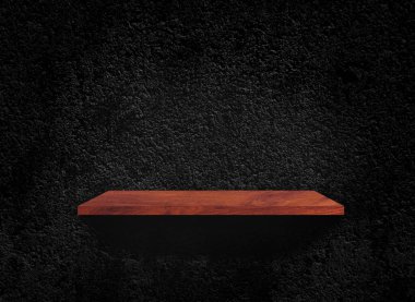 Koyu duvar dokusu arka planında eski ahşap raf boş tasarım için kırpma yolu ile 