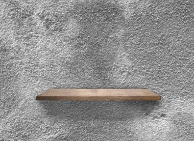 Kırsal ahşap bir raf. Gri beton duvar dokusu arka planda. Kesme yolu var. desen duvar kağıdı
