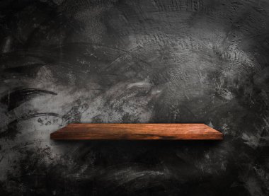 Beton duvar desenli ahşap bir raf ve kırpma yolu var. Tasarım için boşluk