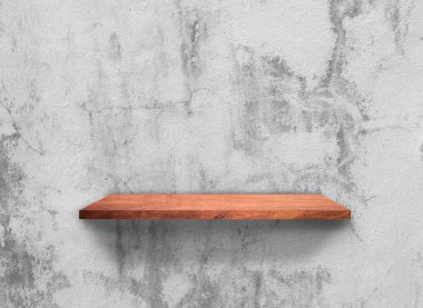 Kırsal ahşap bir raf. Gri beton duvar dokusu arka planda. Kesme yolu var. desen duvar kağıdı
