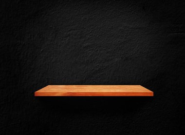 Koyu duvar dokusu arka planında eski ahşap raf boş tasarım için kırpma yolu ile 