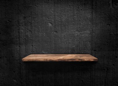 Koyu duvar dokusu arka planında eski ahşap raf boş tasarım için kırpma yolu ile 