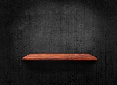 Koyu duvar dokusu arka planında eski ahşap raf boş tasarım için kırpma yolu ile 