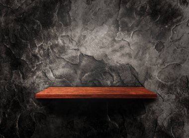 Beton duvar desenli ahşap bir raf ve kırpma yolu var. Tasarım için boşluk