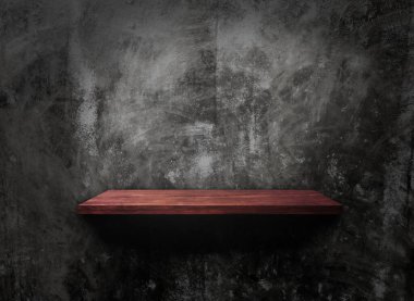 Beton duvar desenli ahşap bir raf ve kırpma yolu var. Tasarım için boşluk