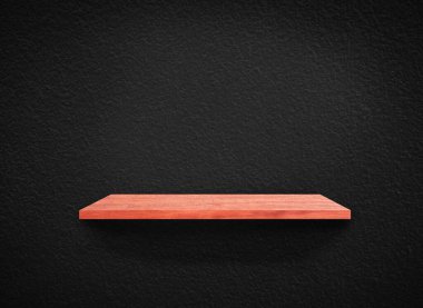 Çatı katının arka planındaki siyah duvar dokusunda kırpma yolu olan hafif ahşap raflar. Duvar kağıdı için tasarım