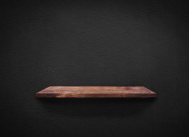 Çatı katının arka planındaki siyah duvar dokusunda kırpma yolu olan hafif ahşap raflar. Duvar kağıdı için tasarım