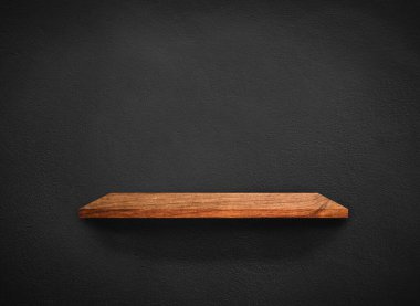 Çatı katının arka planındaki siyah duvar dokusunda kırpma yolu olan hafif ahşap raflar. Duvar kağıdı için tasarım