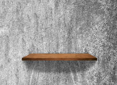 Beton duvar dokusunda ahşap raflar ve kırpma yolu. Üst görünüm 