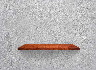 Beton duvar dokusu arka planında kırpma yolu olan klasik ahşap raflar. Tasarım için boşluk