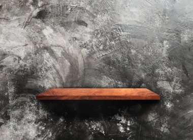 Beton duvar desenli ahşap bir raf ve kırpma yolu var. Tasarım için boşluk