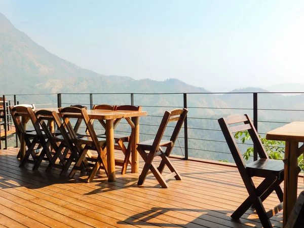 Dağların arka planında bir kafe masası          