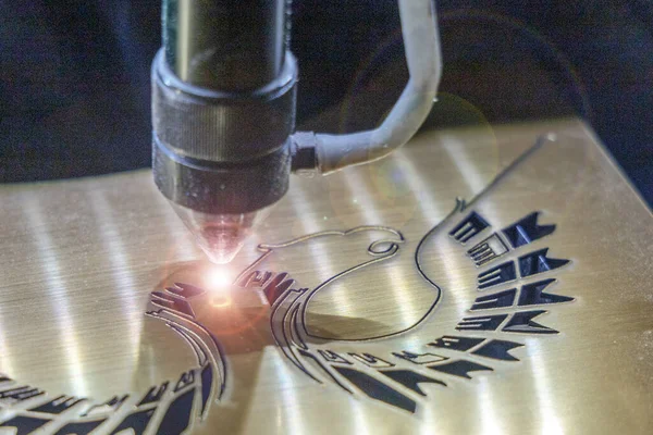 Eine Lasergravurmaschine Schneidet Ein Bild Auf Einer Goldglänzenden Kunststoffplatte Aus — Stockfoto