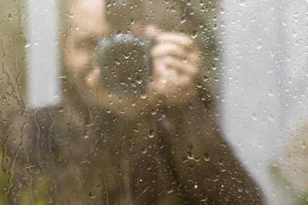 Veja Através Copo Com Gotas Chuva Homem Com Uma Câmera — Fotografia de Stock