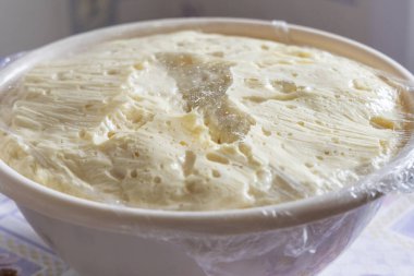 Evde hamur pişirmek. Mangırı gördüm, plastik bir kasede yoğurdum..