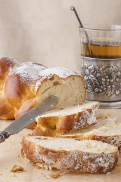 Pane Fresco Affettato Coltello Epoca Una Tazza Vetro Con Portabicchieri — Foto Stock