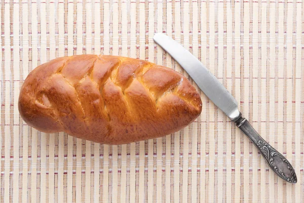 Φρέσκο Ψωμί Και Vintage Μαχαίρι Ψάθινο Χαλί Φόντο Φρεσκοψημένο Ψωμάκι — Φωτογραφία Αρχείου