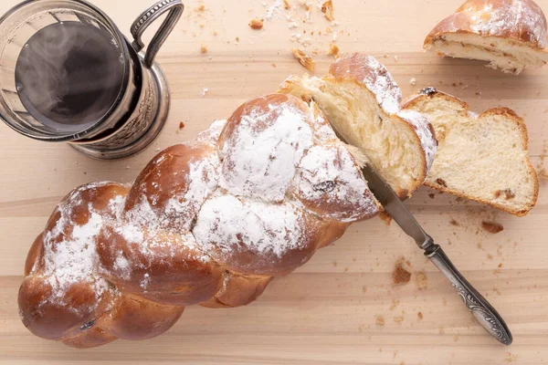 Pane Fresco Affettato Coltello Epoca Una Tazza Vetro Con Portabicchieri — Foto Stock