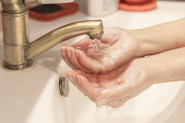 Musluğun altında ellerimi suyla yıkıyorum. Ellerimi sabun ve suyla yıkıyorum. El hijyeni kavramı