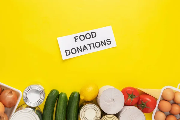 Donaciones Alimentos Sobre Fondo Amarillo Ayuda Alimentaria Vista Superior Con — Foto de Stock