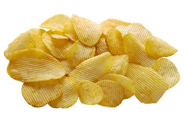 Dilimlenmiş patates cipsi resmi. Cipslerin beyaz arka planında izole edilmiş. Yukarıdan görüntüle.