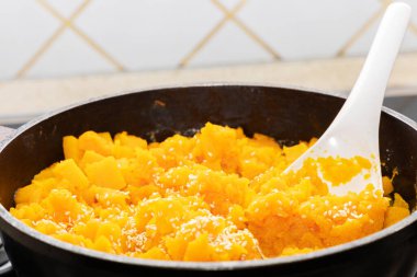 Susamlı kabak lapası. Tavada balkabağı lapası manzarası.