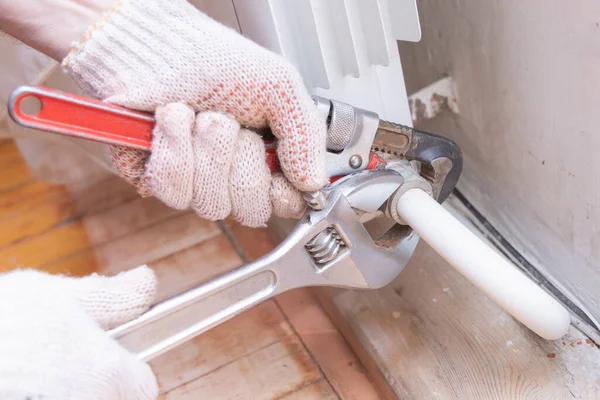 Hände Eines Mannes Handschuhen Installieren Die Heizungsanlage Haus Und Kontrollieren — Stockfoto