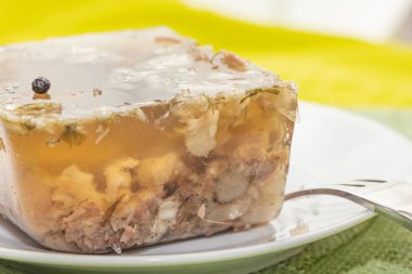 Çatallı bir tabakta jöleli biftek. Etten bir parça jöle. Yakın çekim..