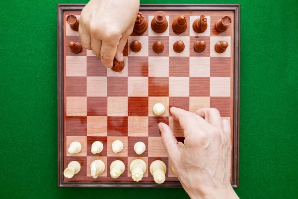 Obrázek Rukou Hrajících Šachy Zeleném Pozadí Ruce Začínají Šachovou Partii — Stock fotografie