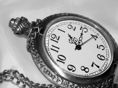 Antika cep saati bir siyah beyaz fotoğraf