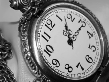 Antika cep saati bir siyah beyaz fotoğraf