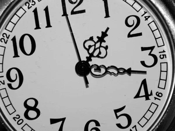 흑백 사진에 골동품 주머니 시계 — 스톡 사진