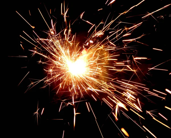 Brilhantes sparklers no fundo preto close-up — Fotografia de Stock
