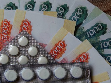 Altın arka plan haplarla parayla. Tıbbi trea maliyetini kavramı