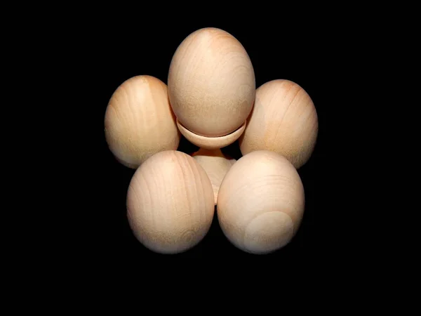 Dřevěné vejce na stojan na černý detail — Stock fotografie