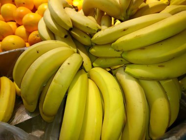 Yakın çekim bir kutu içinde taze olgun muz