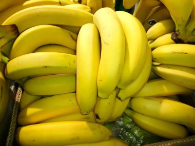 Yakın çekim bir kutu içinde taze olgun muz