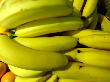 Yakın çekim bir kutu içinde taze olgun muz