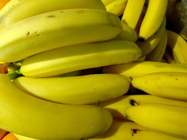 Yakın çekim bir kutu içinde taze olgun muz