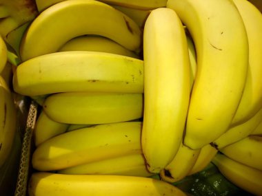 Yakın çekim bir kutu içinde taze olgun muz