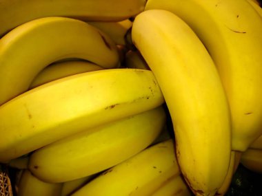 Yakın çekim bir kutu içinde taze olgun muz